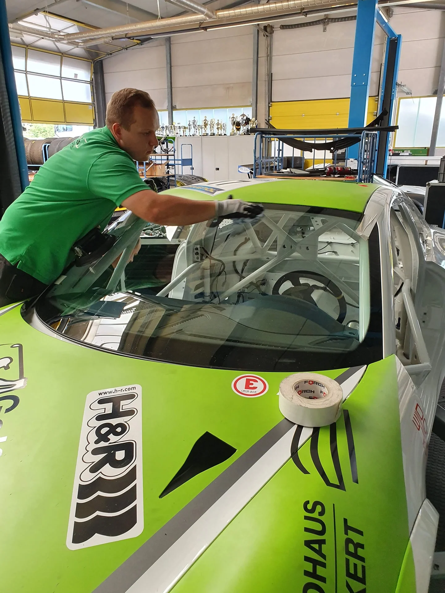Einbau einer Windschutzscheibe in ein Porsche-Cup-Fahrzeug