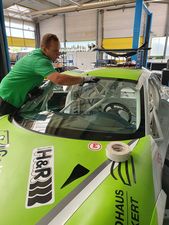 Einbau Windschutzscheibe Porsche Cup Fahrzeug