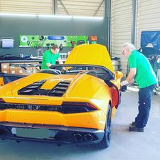 Frontscheibentausch bei einem Lamborghini