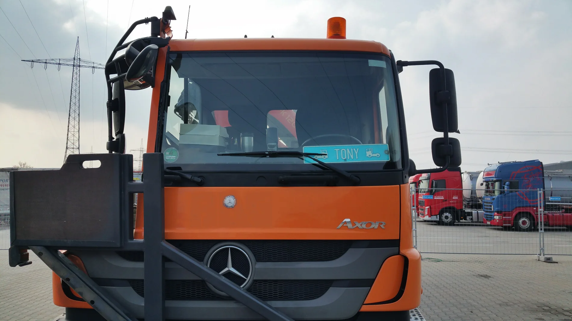 Scheibentausch an einem Mercedes-Lkw vor Ort